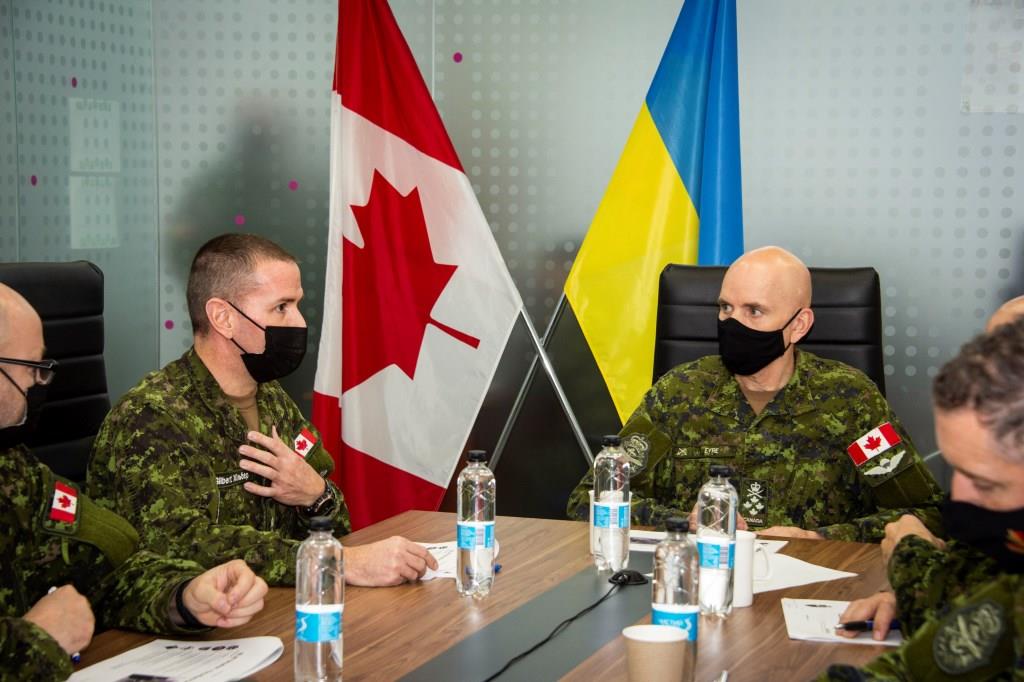 Op UNIFIER Commanding Officer LCol Luc-Frédéric Gilbert (left) talks about mission related topics with CDS General Wayne Eyre during a meeting in Kviv, Ukraine, December 2 2021 - credit Sergeant Alexandre Paquin